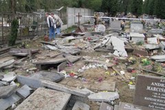 Zniszczone nagrobki na gliwickim cmentarzu