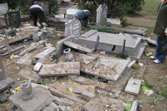 Zniszczone nagrobki na gliwickim cmentarzu