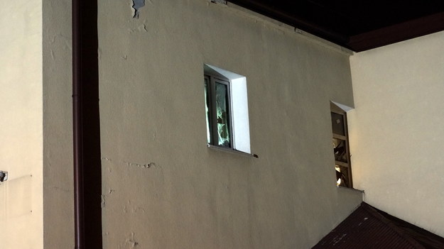 Zniszczone okna na pierwszym piętrze budynku GOPS-u /Michał Dukaczewski /RMF FM
