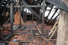 Zniszczone poddasze po pożarze w zamku Książ