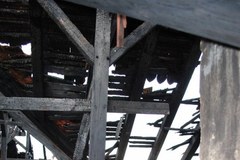 Zniszczone poddasze po pożarze w zamku Książ