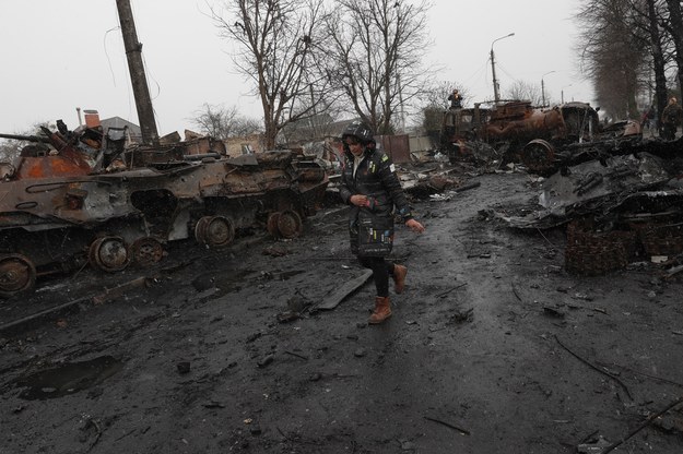 Zniszczone pojazdy rosyjskiej armii w Buczy /ATEF SAFADI  /PAP/EPA