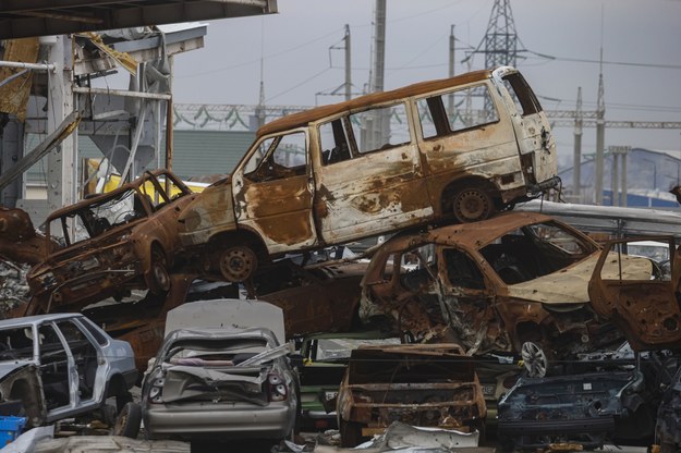 Zniszczone pojazdy w Mariupolu /Sergei Ilnitsky /PAP/EPA