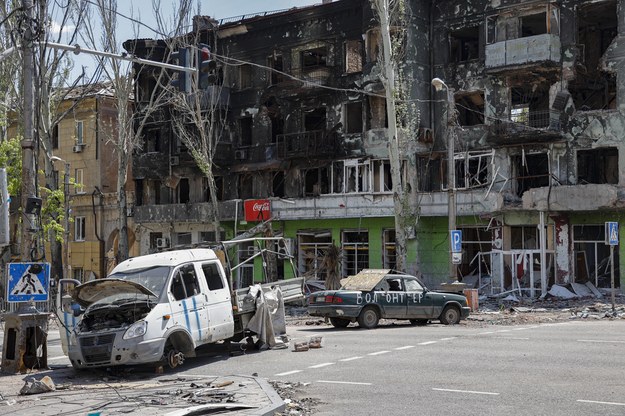 Zniszczone przez rosyjskie wojska samochody i budynki w Mariupolu /ALESSANDRO GUERRA /PAP