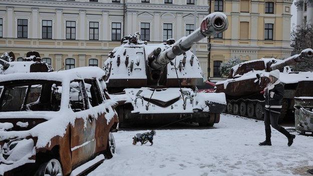 Zniszczone rosyjskie pojazdy wojskowe na jednej z ulic w Kijowie /OLEG PETRASYUK /PAP/EPA