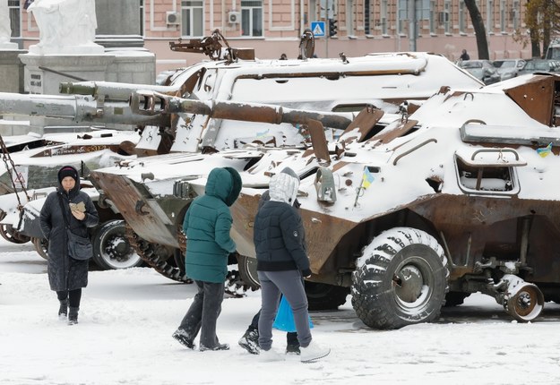Zniszczone rosyjskie pojazdy wojskowe w Kijowie /SERGEY DOLZHENKO /PAP/EPA