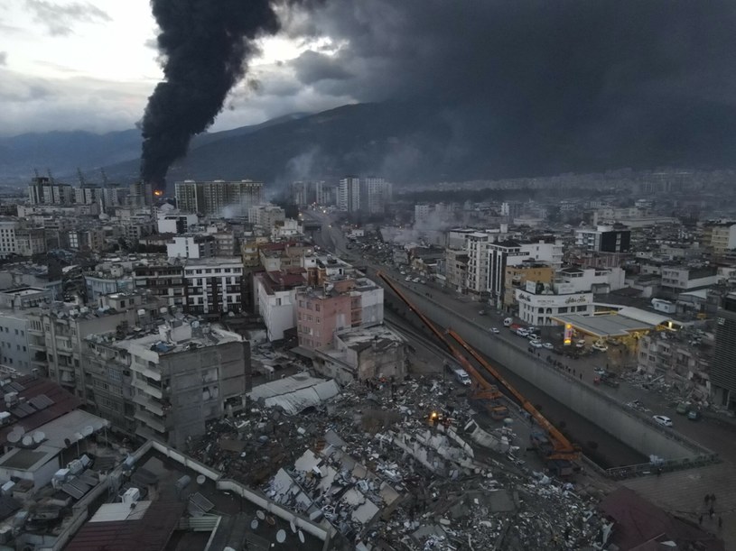 Zniszczone są całe osiedla /Serdar Ozsoy/Associated Press /East News