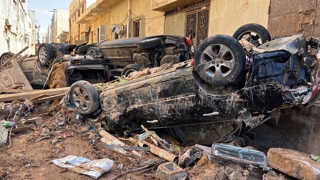 Zniszczone samochody po powodzi, która nawiedziła miasto Derna w Libii. /EPA/Stringer /PAP/EPA
