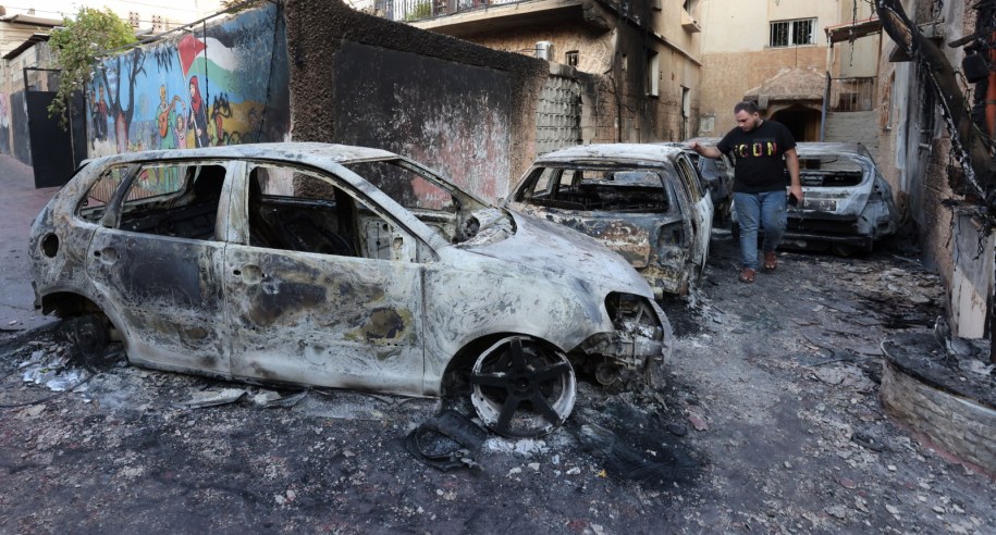 Zniszczone samochody w Dżeninie /ALAA BADARNEH  /PAP/EPA