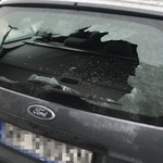 Zniszczone samochody w Warszawie. Powybijane szyby, urwane lusterka