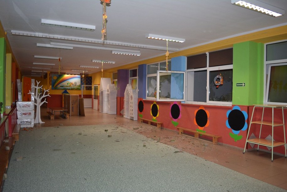 Zniszczone szyby w przedszkolu /Policja