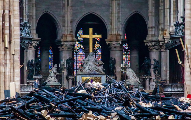 Zniszczone w pożarze wnętrze katedry Notre Dame /CHRISTOPHE PETIT TESSON / POOL /PAP/EPA