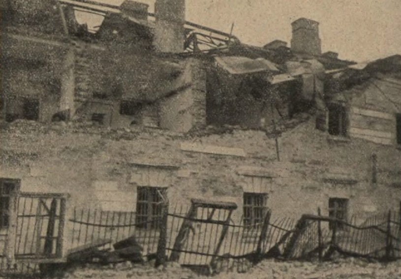 Zniszczone w wyniku wybuchu mieszkania oficerskie w X Pawilonie /domena publiczna