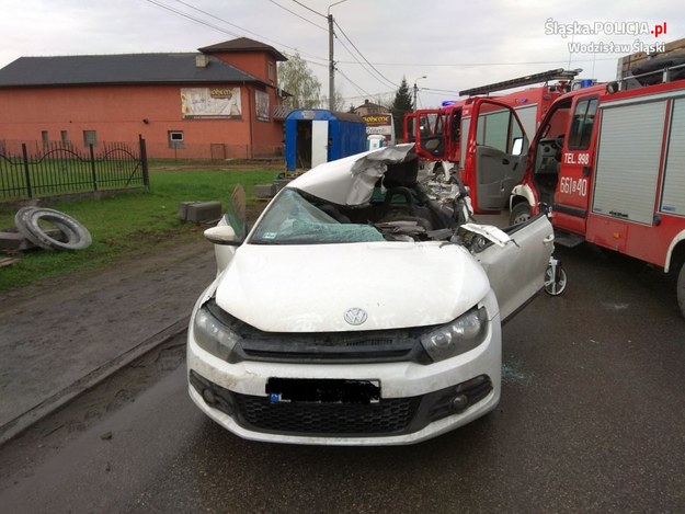 Zniszczone w wypadku auto /slaska.policja.pl /Policja