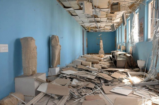Zniszczone wnętrze Muzeum Narodowego w Palmirze /SANA /PAP/EPA