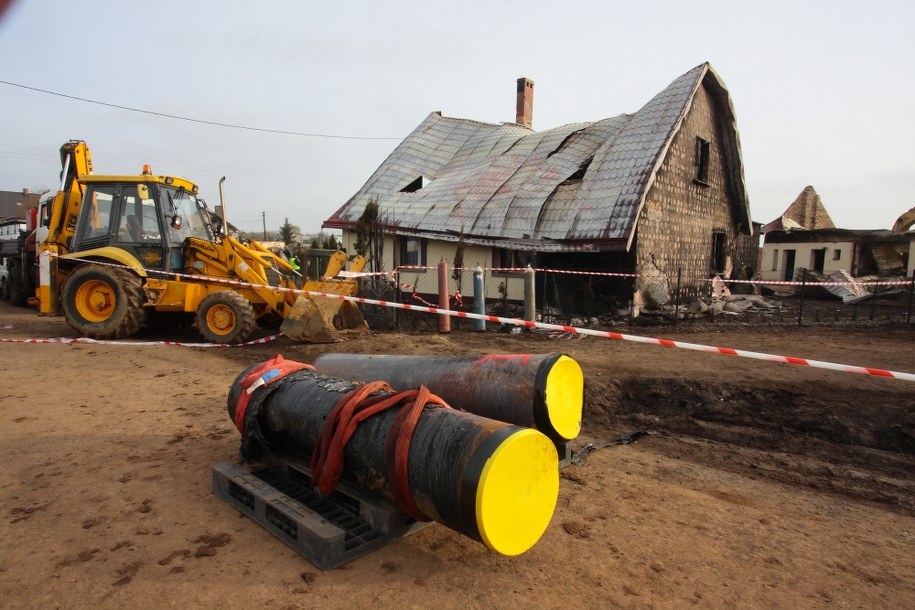 Zniszczone zabudowania i dobytek na terenie strefy zamkniętej po wybuchu gazu w Jankowie Przygodzkim /Tomasz Wojtasik /PAP
