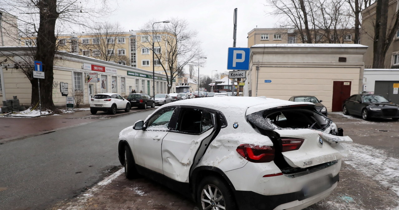 Zniszczone zostało BMW X2 i Audi A4 / 	Tomasz Gzell    /PAP