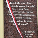 Zniszczono tablicę upamiętniającą Lecha Kaczyńskiego. Policja szuka sprawcy 