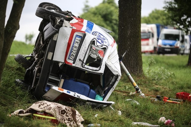 Zniszczony ambulans k. Piotrkowa Trybunalskiego /Grzegorz Michałowski /PAP
