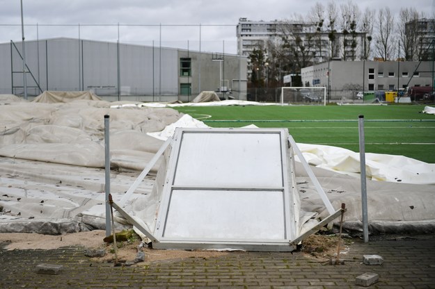 Zniszczony balon zadaszający boisko piłkarskie przy ul. Meissnera w Gdańsku / 	Adam Warżawa    /PAP