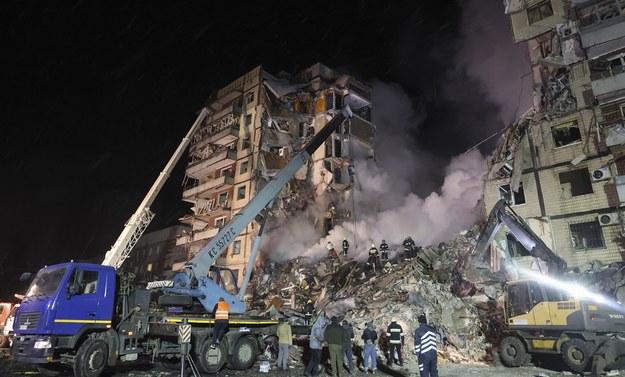 Zniszczony blok w Dnieprze po trafieniu rosyjską rakietą /SERGEY KOZLOV /PAP/EPA