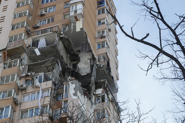 Zniszczony blok w Kijowie. /SERGEY DOLZHENKO /PAP/EPA
