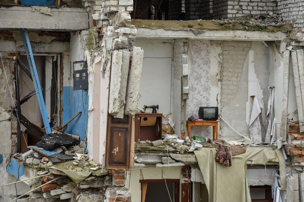Zniszczony blok w obwodzie charkowskim na Ukrainie /OLEG PETRASYUK /PAP/EPA