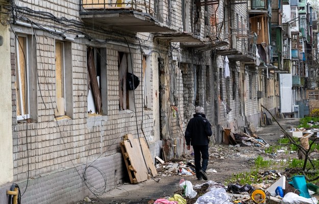 Zniszczony budynek mieszkalny po rosyjskim ataku w Charkowie /Mykola Kalyeniak /PAP