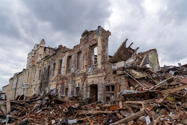 Zniszczony budynek mieszkalny po rosyjskim ataku w Charkowie /Mykola Kalyeniak /PAP