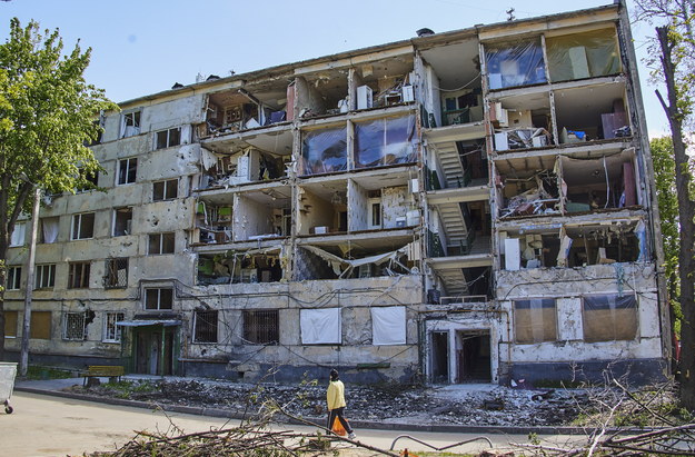Zniszczony budynek mieszkalny w Charkowie /SERGEY KOZLOV /PAP/EPA