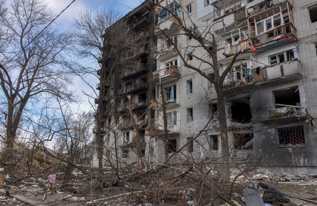 Zniszczony budynek mieszkalny w Czernihowie /NATALIIA DUBROVSKA /PAP/EPA