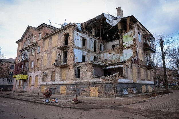 Zniszczony budynek mieszkalny w Krzywym Rogu. Zdjęcie z 04.01.2023. /Leszek Szymański /PAP