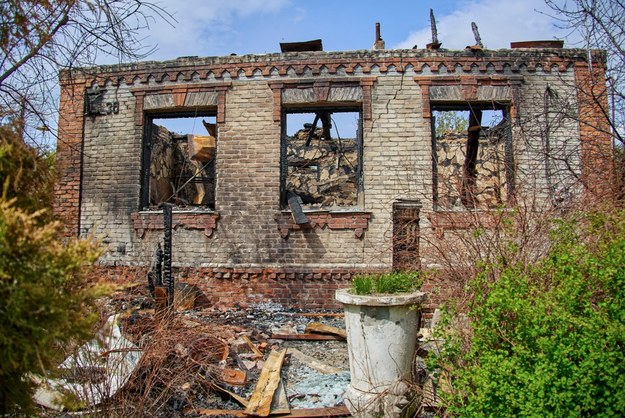 Zniszczony budynek na przedmieściach Charkowa /SERGEY KOZLOV /PAP/EPA