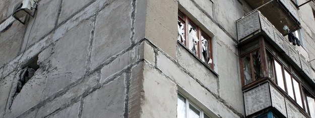 Zniszczony budynek na przedmieściach Doniecka /IGOR KOVALENKO /PAP/EPA