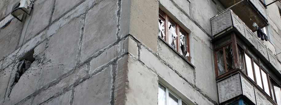 Zniszczony budynek na przedmieściach Doniecka /IGOR KOVALENKO /PAP/EPA