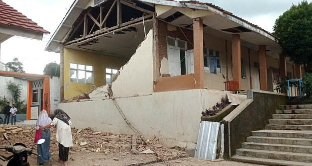 Zniszczony budynek na terenie dystryktu Cianjur po poniedziałkowym trzęsieniu ziemi /BNPB / HANDOUT /PAP/EPA