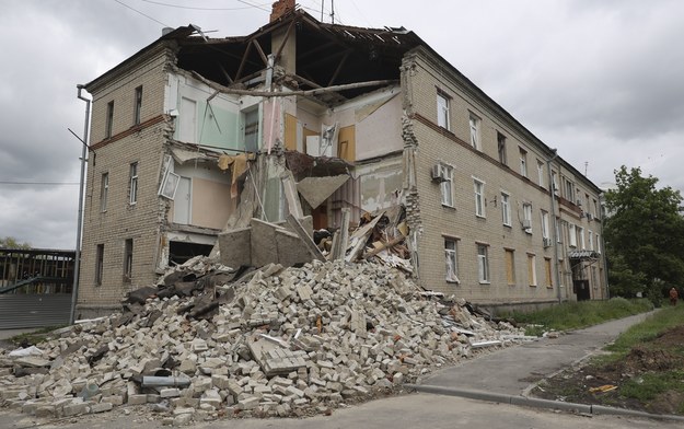 Zniszczony budynek niedaleko Charkowa. /SERGEY KOZLOV /PAP/EPA