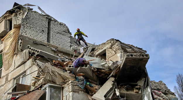 Zniszczony budynek nieopodal miasta Czuhujiw w obwodzie charkowskim /SERGIY KOZLOV /PAP/EPA