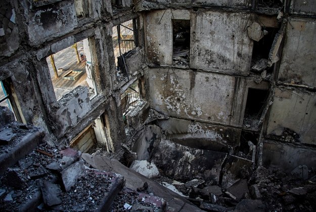 Zniszczony budynek po ostrzale w Charkowie /SERGEY KOZLOV /PAP/EPA