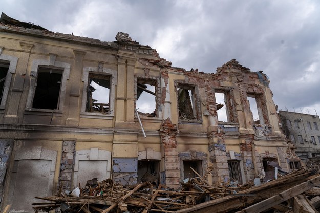 Zniszczony budynek po rosyjskim ataku w Charkowie /Mykola Kalyeniak /PAP