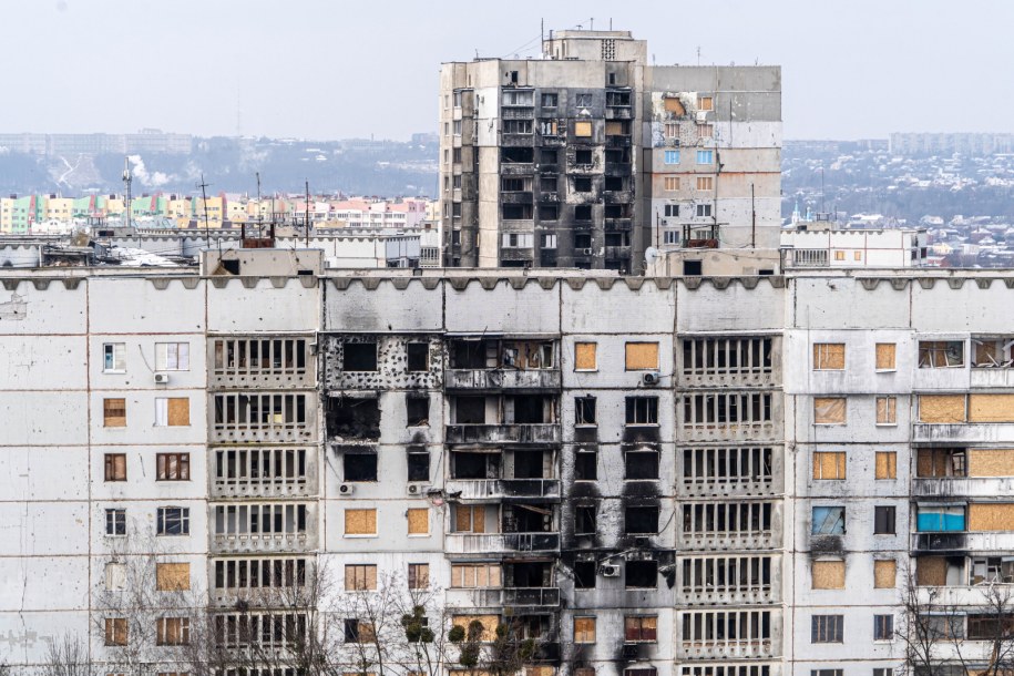 Zniszczony budynek po rosyjskim ataku w najbardziej ostrzeliwanej dzielnicy mieszkalnej zwanej Severnaya Saltivka w Charkowie na zdj. z 17.01.2023 r. /Mykola Kalyeniak /PAP