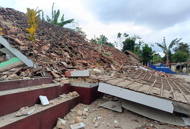 Zniszczony budynek po trzęsieniu ziemi w dystrykcie Cianjur /BNPB / HANDOUT /PAP/EPA
