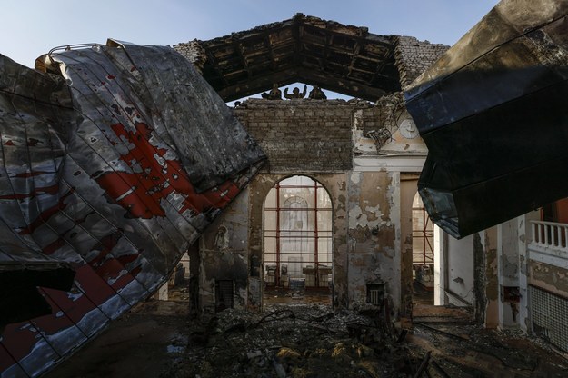 Zniszczony budynek teatru w Mariupolu /Sergei Ilnitsky /PAP/EPA