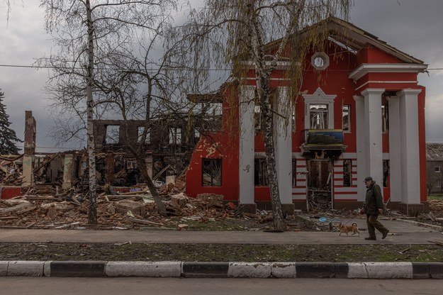 Zniszczony budynek w Charkowie na zdjęciu ilustracyjnym /ROMAN PILIPEY /PAP/EPA
