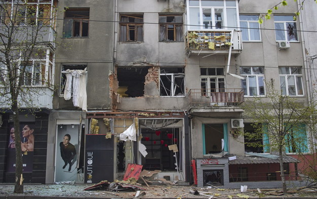 Zniszczony budynek w Charkowie /SERGEY KOZLOV /PAP/EPA
