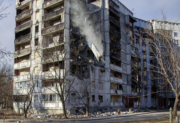 Zniszczony budynek w Charkowie /SERGEY KOZLOV /PAP/EPA