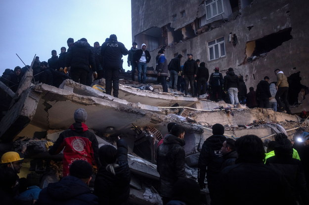 Zniszczony budynek w Diyarbakır w południowo-wschodniej Turcji /REFIK TEKIN /PAP/EPA