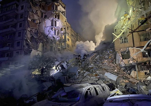 Zniszczony budynek w Dnieprze po rosyjskim ataku rakietowym /STATE EMERGENCY SERVICE OF UKRAINE / HANDOUT  /PAP/EPA