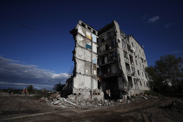 Zniszczony budynek w Iziumie /ATEF SAFADI  /PAP/EPA