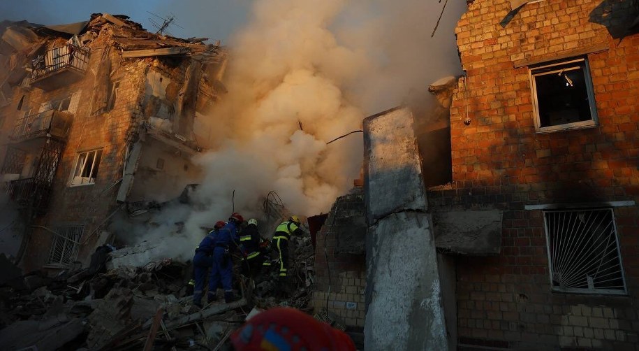 Zniszczony budynek w Kijowie w wyniku rosyjskiego ataku powietrznego /@MVS_UA (X) /